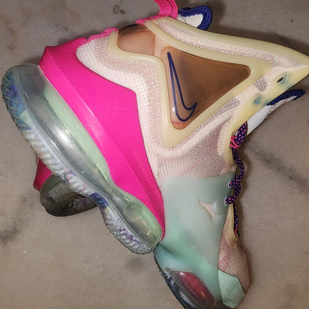 Nike LeBron 19 Valentine's Day Sneakers - Picture 5 of 5